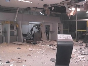 Fora da exploso danificou teto