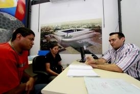 Secretrio adjunto de Desapropriaes Djalma Sabo Mendes atende moradores do bairro Trs Lagoas