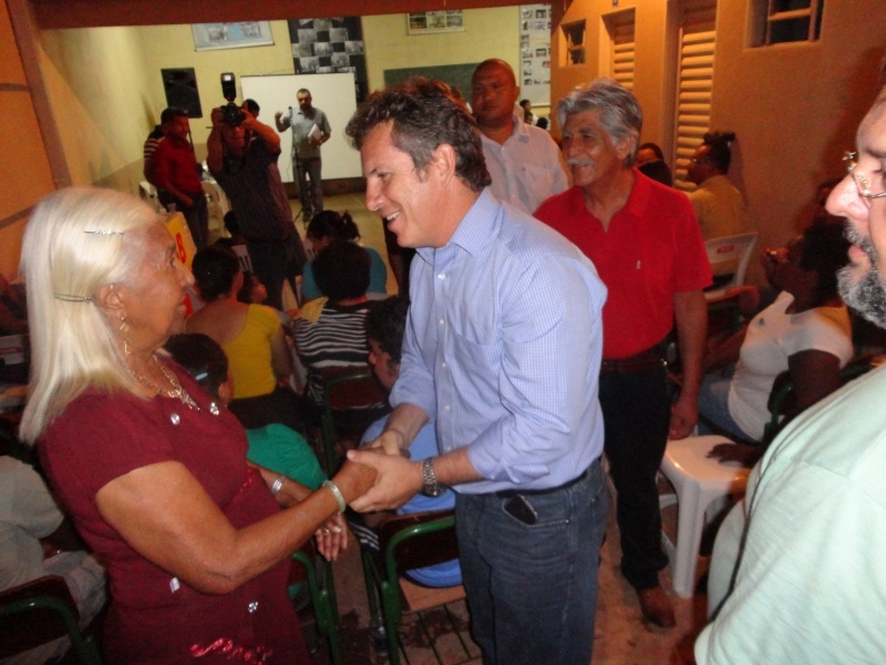 Mauro Mendes durante reunio no Jardim Vitria