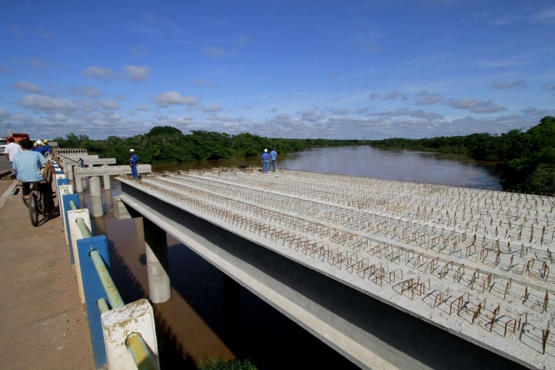 Interdio na ponte Mrio Andreazza para colocao de vigas de concreto