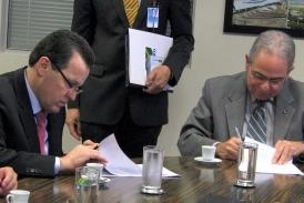 Silval Barbosa assina convnio para obras do aeroporto,  na sede da Infraero em Brasilia