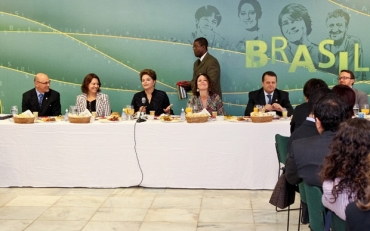 A presidente Dilma Rousseff em encontro com jornalistas no Palácio do Planalto