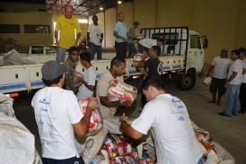 Distribuio de cestas arrecadadas no Natal da Famlia