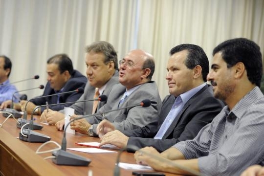 Governador Silval Barbosa se rene com deputados no Palcio Paiagus