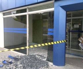 Vidros da Caixa Econmica Federal foram destrudos por troca de tiros entre os vigias e os bandidos.