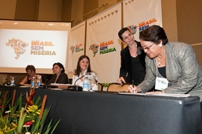 Maria do Socorro Waquim, prefeita de Timon, no Maranho, assina em nome dos 161 prefeitos, termo de adeso ao Pronatec .