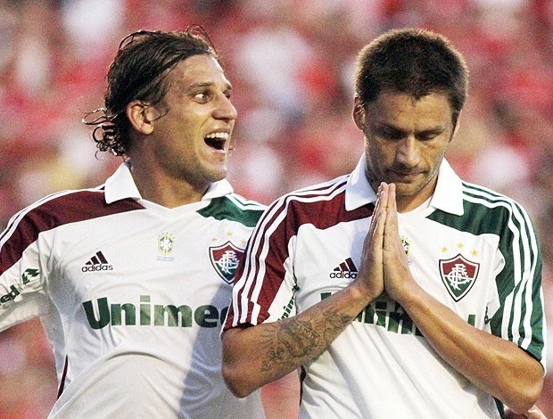 Gols de Rafael Moura e Rafael Sobis deixam o Flu a dois pontos dos lderes
