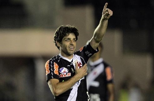 Juninho Pernambucano deve entrar no meio-campo do Vasco contra o So Paulo