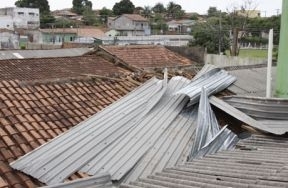 Temporal deixou vrias casas destelhadas na Capital.