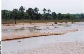 Rio Jauru pela primeira vez na histria  possvel ser atravessado por algum com a gua pela cintura.