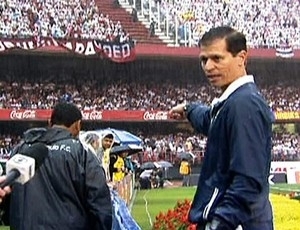 Quarto rbitro adverte primeiro gandula, mas ttica continuou no Morumbi