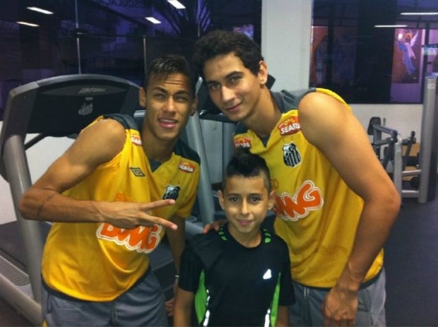 Neymar posta foto no Twitter ao lado de Ganso e do filho do goleiro Aranha