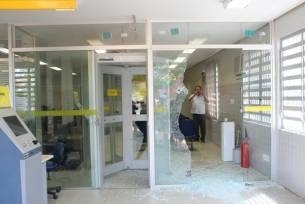 No estilo Novo Cangao, bandidos renderam funcionrios e clientes como escudo humano e realizaram o assalto.