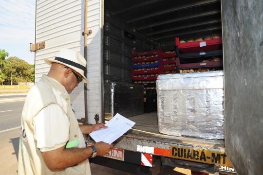 Aproximadamente 200 caminhes e veculos de carga foram vistoriados.
