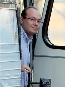 Frederico Silva da Costa, o nmero 2 do Turismo, em um nibus no qual foi transportado para o hangar da PF, em Braslia.