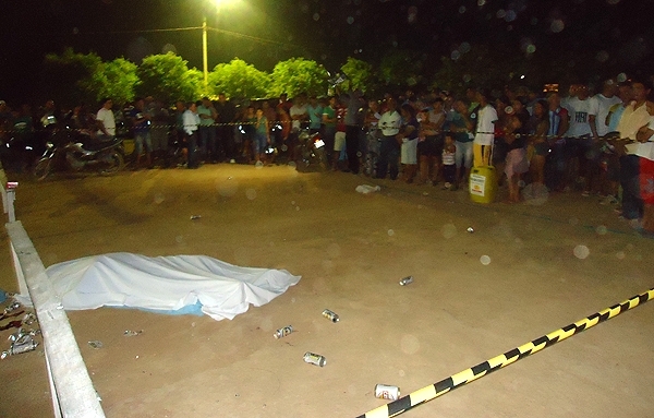 O delegado esteve no local e est com uma equipe buscando pistas do assassino.