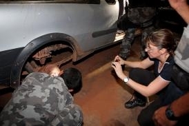 Perita da Politec realiza exame de identificao veicular em veculos apreendidos no primeiro dia da operao