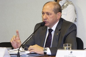 O diretor afastado do Dnit, Luiz Antnio Pagot, durante audincia em comisso do Senado