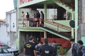 Com olhares atentos, algumas pessoas que passavam por esses locais aprovaram a iniciativa