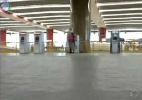 Os seguranas faziam o abastecimento de um caixa eletrnico que fica no saguo da rodoviria