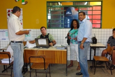Delegado Jos Abdias Dantas na sala de confecco de boletins de ocorrncia.