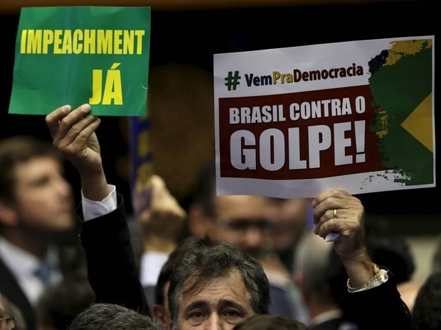 Parlamentares exibem cartazes a favor e contra o impeachment no plenrio da Cmara