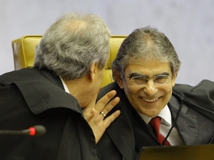 Os ministros Ayres Britto, relator das aes sobre unio homossexual, e Ricardo Lewandowski durante julgamento