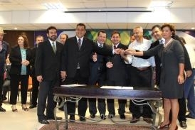 Governador Silval Barbosa entrega nibus escolares aos municpios
