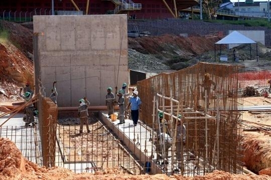 Mais de 350 funcionrios atuam hoje na construo da Arena, onde o ritmo de trabalho foi acelerado