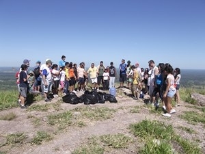 A caminhada mobilizou cerca de 60 pessoas das mais variadas profisses.