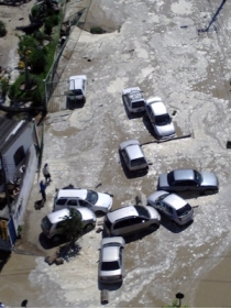 Forte corrente de detritos invadiu estabelecimentos, arrastou veículos e feriu pessoas
