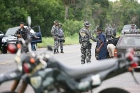 Diversos veculos, motos, nibus trafegam entre o Brasil e Bolvia, passando por Mato Grosso, e so fiscalizados