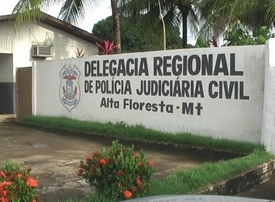 Diante da situao, o delegado no v outra sada a no ser adaptar  nova fase.