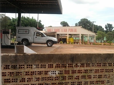 Veculo da Prefeitura de Luciara abastecendo no posto do prefeito da cidade
