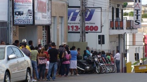 Aps cinco anos, fila continua grande em frente a MTU