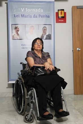 Maria da Penha, que deu nome  lei de combate  violncia contra a mulher, participa da V Jornada
