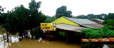 Moradores ribeirinho j comeam a se preparar para retirar os mveis das casas, pois a previso de mais chuvas.