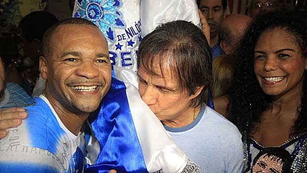 Roberto Carlos beija a bandeira da escola campe do carnaval carioca