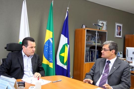 Governador Silval Barbosa chega na Sesp, onde despacha nesta manh de quinta-feira