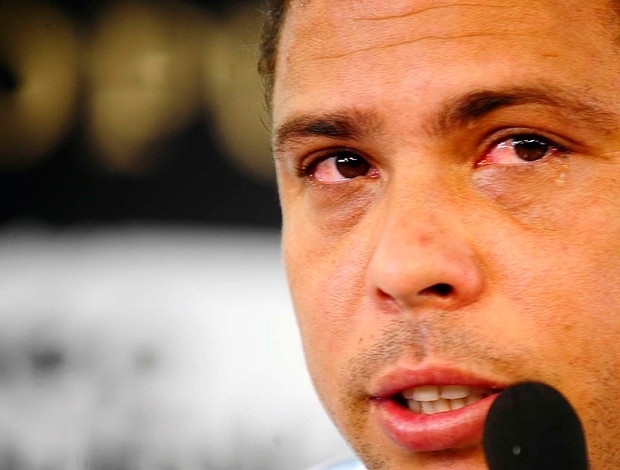 Ronaldo chora ao anunciar sua despedida do futebol