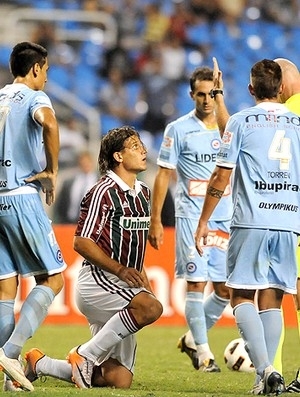 Rafael Moura  advertido pelo rbitro