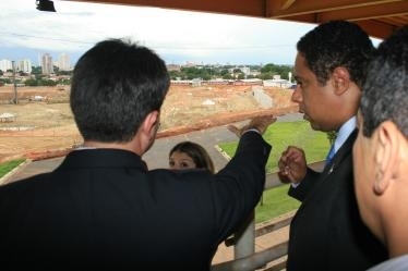 Ministro do Esporte, Orlando Silva, conheceu o canteiro de obras da Arena Pantanal em Cuiab