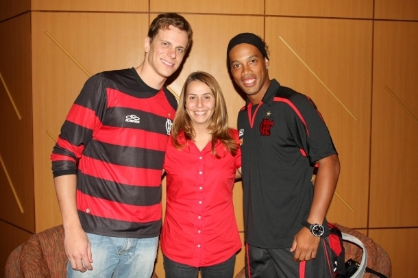 Cesar Cielo foi at a concentrao do Fla conhecer Ronaldinho Gacho