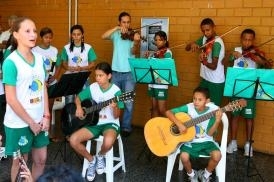 O Peti desenvolve aes extracurriculares como dana, canta, msica e diversas atividades ldicas