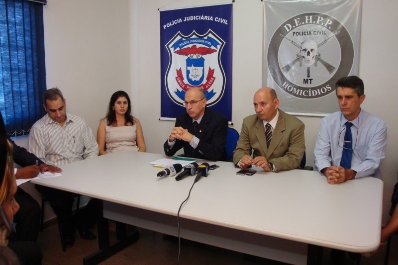 Delegado Mrcio Pieroni e equipe durante coletiva