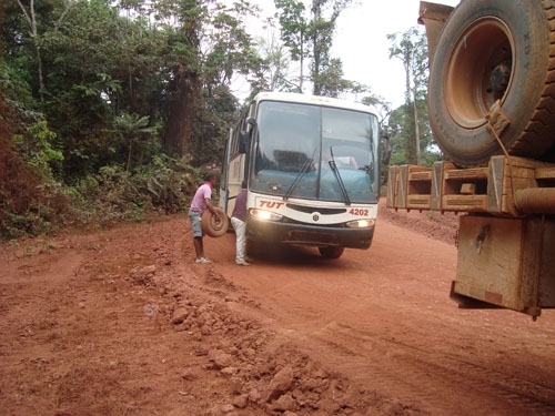 Usurios da estrada sofrem com poeira e atoleiros