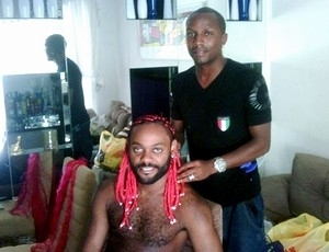 Vagner Love com tranas da cor do Flamengo
