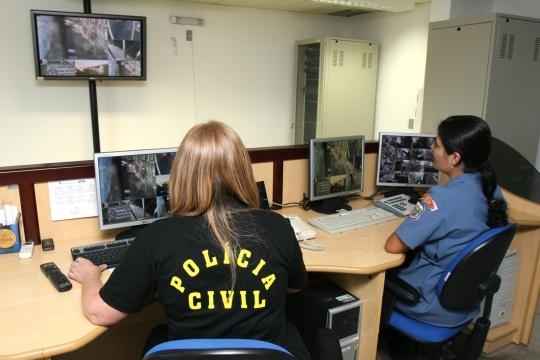A sociedade ao fazer denncias contribui significativamente com as investigaes.