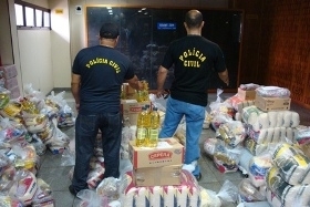 Policiais ajudam na distribuio de alimentos