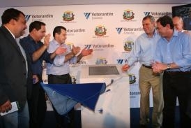Governador Silval Barbosa e demais autoridades durante o lanamento da pedra fundamental da unidade Votorantim Cimentos,